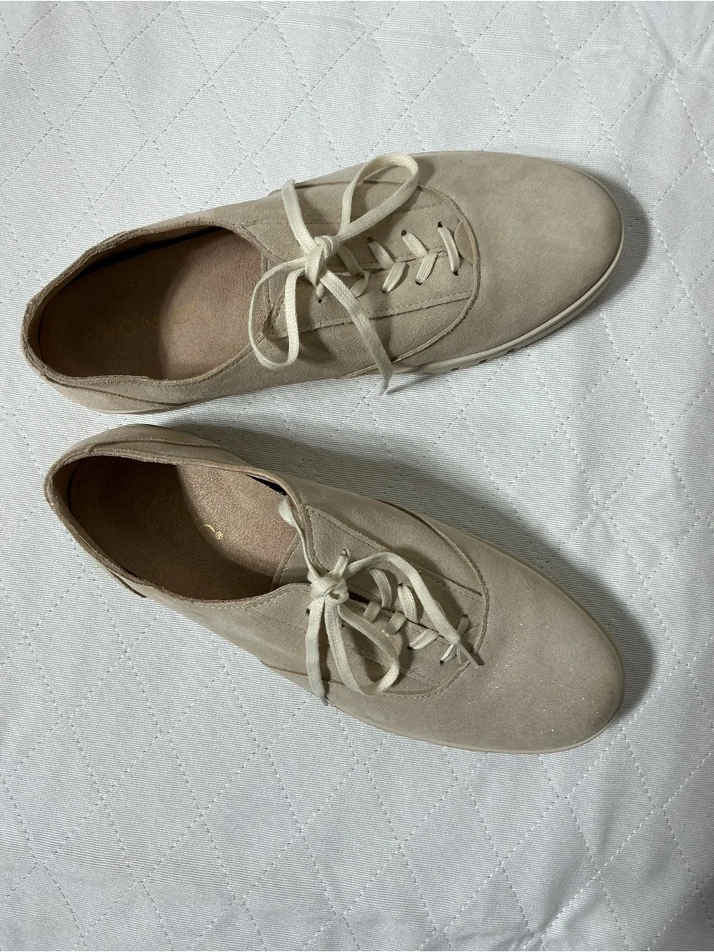 Vionic Callie Gold Shimmer Leather Sneaker NWOB Size 9.5